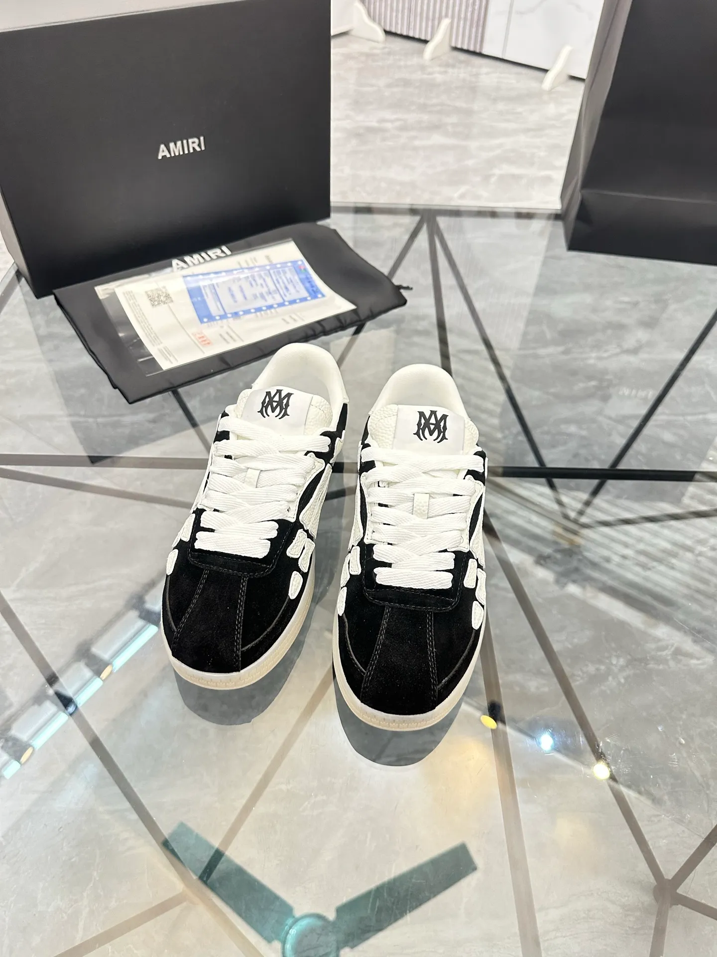 Men's shoes: 💰P600¥ Top quality in Guangzhou Product trademark: AMIRI* "Amir*" low-top casual shoes Regular size: 39-44 (can be customized to 45) Product material: Upper imported first-layer cowhide spliced ​​nubuck leather, breathable lining, original outsole. Number: 525